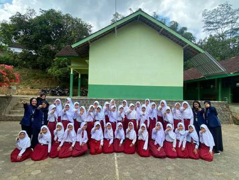 Foto bersama siswa-siswi SDN 4 Temboro hari pertama