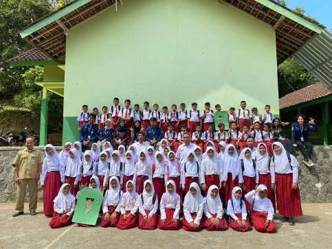 Foto bersama siswa-siswi SDN 4 Temboro hari kedua