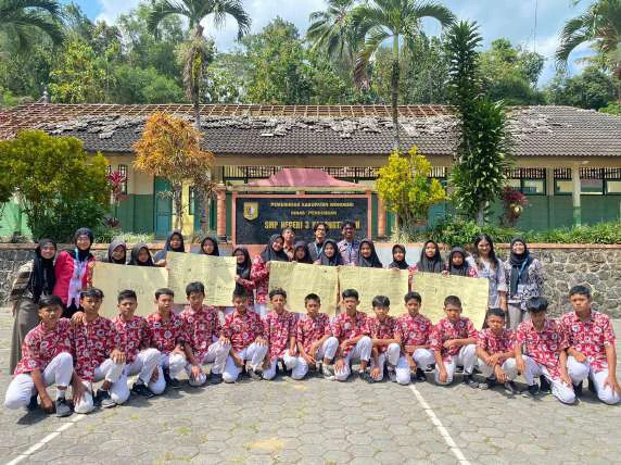 Foto bersama siswa-siswi SMPN 3 Karangtengah hari pertama