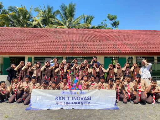 Foto bersama siswa-siswi SMPN 3 Karangtengah hari kedua