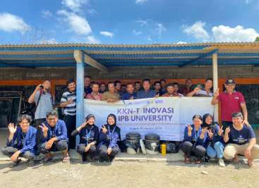 Pembuatan silase bersama di balai desa — foto 1