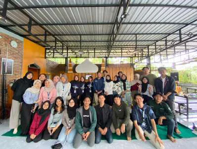 Kegiatan diskusi bersama seluruh kelompok desa di Karangtengah